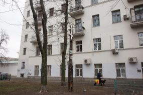 Крест на деревянном столбе в сквере Киева