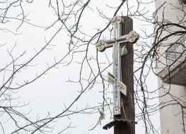 Крест на деревянном столбе в сквере Киева