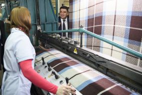 Владимир Гройсман на текстильном предприятии