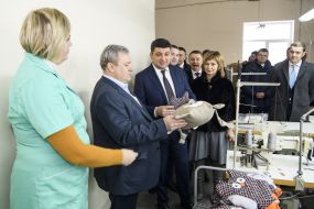 Владимир Гройсман на текстильном предприятии