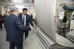 Владимир Гройсман на текстильном предприятии