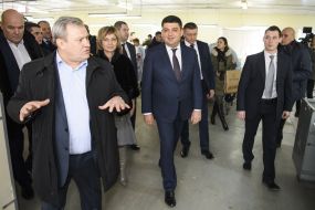 Владимир Гройсман на текстильном предприятии