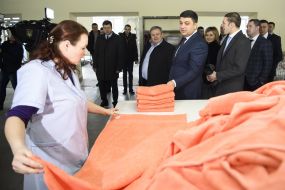 Владимир Гройсман на текстильном предприятии