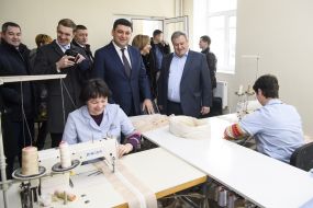 Владимир Гройсман на текстильном предприятии