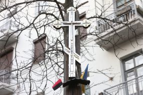 Крест на деревянном столбе в сквере Киева