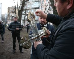 Активист держит демонтированный крест