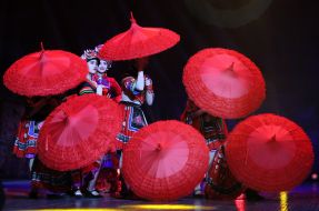 Танец с зонтиками