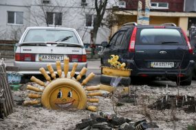 Инсталляция из пластиковых бутылок