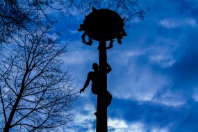 The young man climbs the pillar for prizes