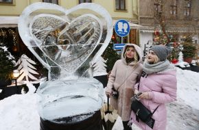 Ледяная скульптура "Сердце влюбленных"
