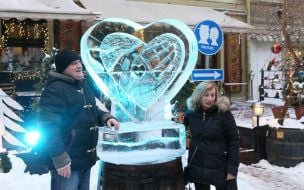 Ледяная скульптура "Сердце влюбленных"