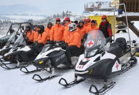 Спасатели возле снегоходов