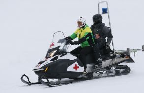 Сотрудники ГСЧС на снегоходе