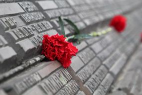 Покладання квітів до меморіалу загиблим воїнам в Афганістані