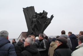 Люди біля меморіалу загиблим воїнам в Афганістані