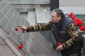 Покладання квітів до меморіалу загиблим воїнам в Афганістані