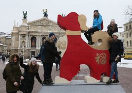 Скульптура собаки перед Оперным театром во Львове