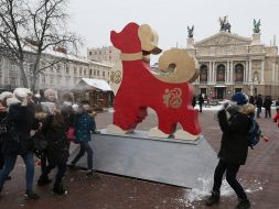 Скульптура собаки перед Оперным театром во Львове
