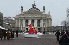 Скульптура собаки перед Оперным театром во Львове