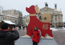 Скульптура собаки перед Оперным театром во Львове