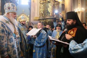 Archimandrite Pavlo reads an oath