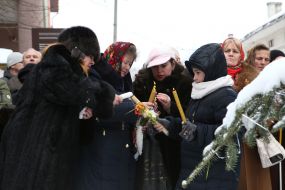 Believers hold Sreten candles