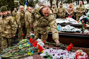 Покладання квітів