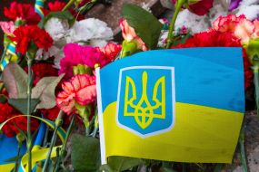 Квіти та прапор України 