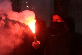 Активист с зажженным файером