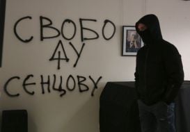 Надпись "Свободу Сенцову" на стене