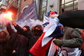 Активист держит флаг России