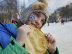 Девочка ест блины