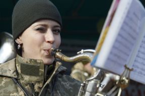Девушка-музыкант в военной форме