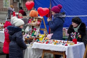 Children are considering souvenirs