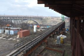 The final stage of sliding the bridge's metal structure across the Dnepr