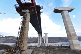 The final stage of sliding the bridge's metal structure across the Dnepr
