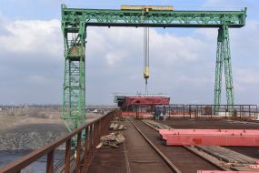 The final stage of sliding the bridge's metal structure across the Dnepr