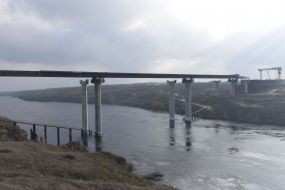 The final stage of sliding the bridge's metal structure across the Dnepr