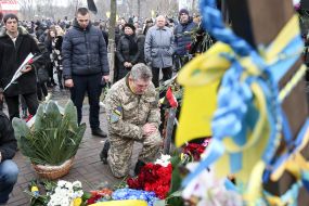 Laying flowers on the Heroes of Heaven's Hundred Alley