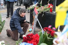 Laying flowers on the Heroes of Heaven's Hundred Alley