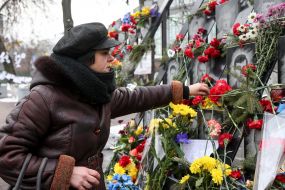 Laying flowers on the Heroes of Heaven's Hundred Alley
