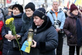 Laying flowers on the Heroes of Heaven's Hundred Alley
