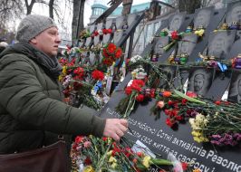 Laying flowers on the Heroes of Heaven's Hundred Alley