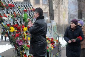 Laying flowers on the Heroes of Heaven's Hundred Alley