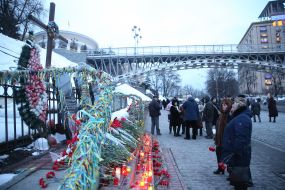 Laying flowers on the Heroes of Heaven's Hundred Alley