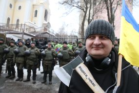 Активіст з сокирою з картону