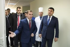 Владимир Гройсман во время посещения Сумской больницы