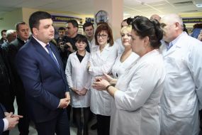 Владимир Гройсман во время посещения Сумской больницы