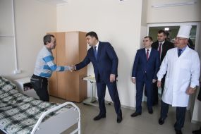 Владимир Гройсман во время посещения Сумской больницы