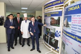 Владимир Гройсман во время посещения Сумской больницы